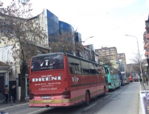 BAŞKENT PRİŞTİNE’DE OTOBÜSLÜ PROTESTO