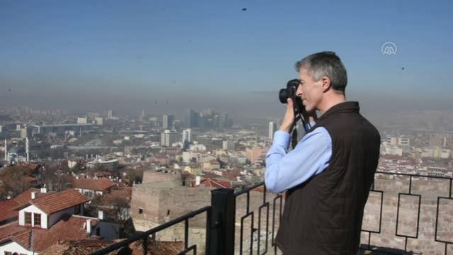 BÜYÜKELÇİ DUGOLLİ ÇALIŞTIĞI ÜLKELERİ FOTOĞRAF MAKİNESİYLE ANLAMAYA ÇALIŞIYOR