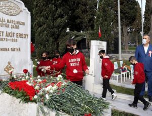 MİLLİ ŞAİR MEHMET AKİF ERSOY, KABRİ BAŞINDA ANILDI