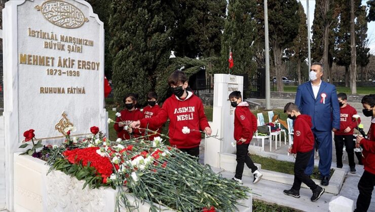 MİLLİ ŞAİR MEHMET AKİF ERSOY, KABRİ BAŞINDA ANILDI