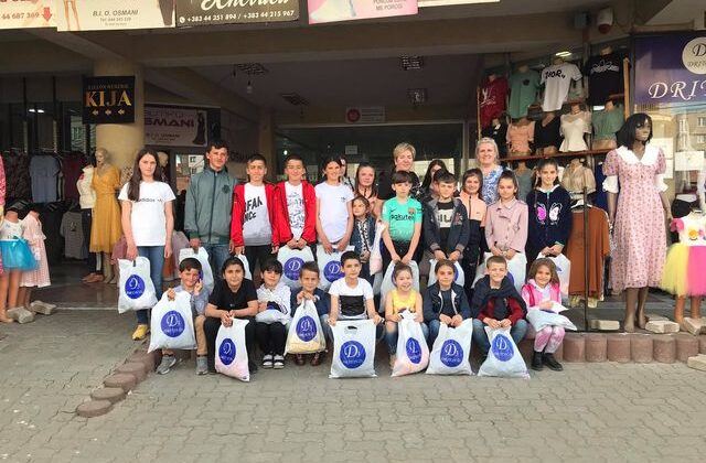 KOSOVA KADINLAR YARDIMLAŞMA DERNEĞİ, ÇOCUKLARA KIYAFET YARDIMINDA BULUNDU