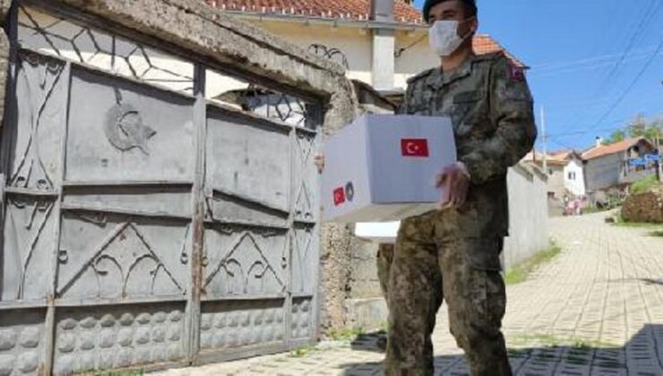 TÜRK ASKERİ, KOSOVA’DA 500 AİLEYE BAYRAM YARDIMI YAPTI