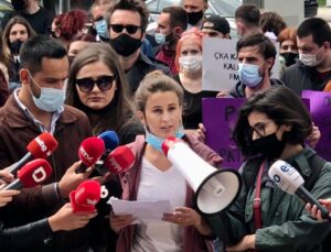 EĞİTİM BAKANLIĞI ÖNÜNDE PROTESTO EYLEMİ