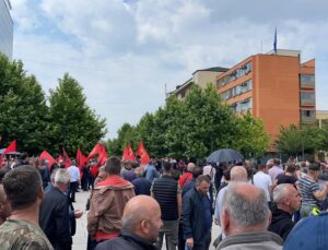 UÇK GAZİLERİ PROTESTO GÖSTERİSİ DÜZENLEDİ