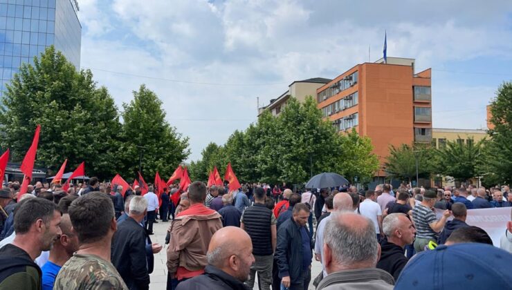 UÇK GAZİLERİ PROTESTO GÖSTERİSİ DÜZENLEDİ