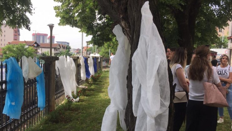 HEMŞİRELER SAĞLIK BAKANLIĞI ÖNÜNDE PROTESTO GÖSTERİSİ DÜZENLEDİ