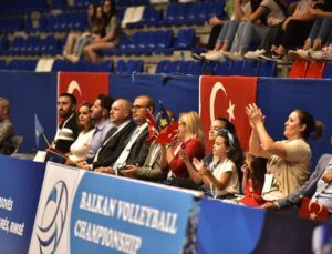 DAMKA VE SAKAR, 20 YAŞ ALTI ERKEKLER BALKAN VOLEYBOL ŞAMPİYONASI’NDA KOSOVA-TÜRKİYE MAÇINI İZLEDİ