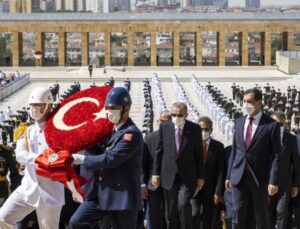 TÜRKİYE’DE DEVLET ERKÂNI ATA’NIN HUZURUNDAYDI