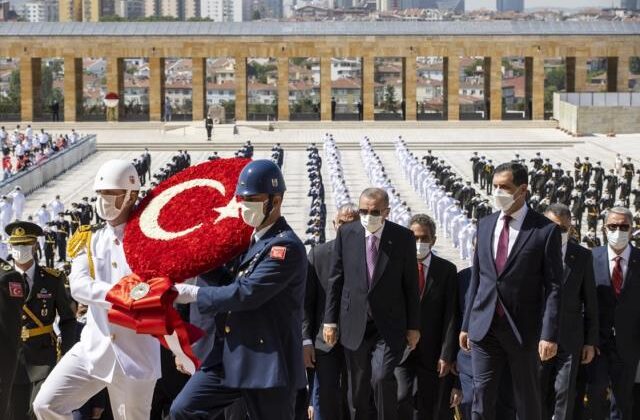 TÜRKİYE’DE DEVLET ERKÂNI ATA’NIN HUZURUNDAYDI