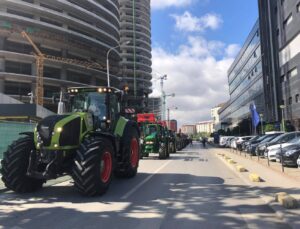 TARIMCILARDAN TRAKTÖRLÜ PROTESTO