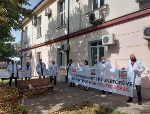 HEKİMLER SAĞLIK BAKANLIĞI ÖNÜNDE PROTESTO EYLEMİ DÜZENLEDİ