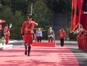 MERKEL, ARNAVUTLUK’TAKİ RESMİ TÖRENE OTURARAK KATILDI