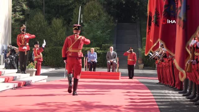 MERKEL, ARNAVUTLUK’TAKİ RESMİ TÖRENE OTURARAK KATILDI