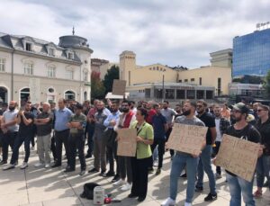 AŞI KARŞITLARI PRİŞTİNE’DE PROTESTO GÖSTERİSİ DÜZENLEDİ