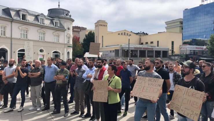 AŞI KARŞITLARI PRİŞTİNE’DE PROTESTO GÖSTERİSİ DÜZENLEDİ