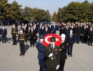 TÜRKİYE CUMHURİYETİ 98 YAŞINDA! DEVLET ERKANI ATA’NIN HUZURUNA ÇIKTI