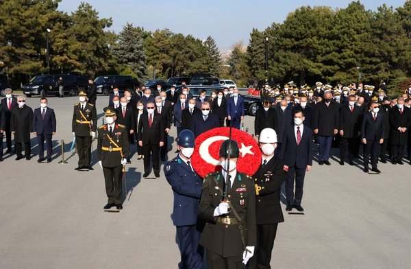 TÜRKİYE CUMHURİYETİ 98 YAŞINDA! DEVLET ERKANI ATA’NIN HUZURUNA ÇIKTI