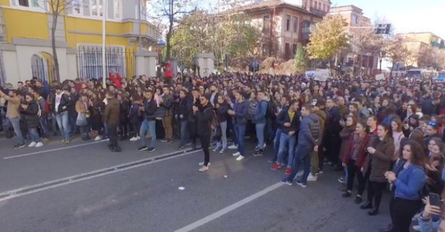 ARNAVUTLUK’TA ÖĞRENCİ PROTESTOSU