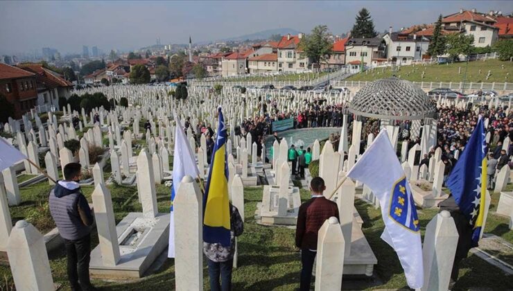 İZETBEGOVİÇ, VEFATININ 18. YILINDA KABRİ BAŞINDA ANILDI