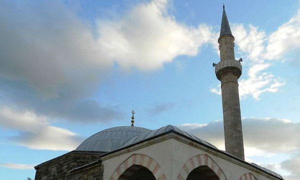 YAKOVA’DA CAMİ SOYULDU