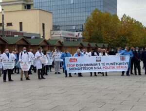 PROTESTO EYLEMİ DÜZENLEYEN SAĞLIK ÇALIŞANLARINDAN HÜKÜMETE BİR HAFTA SÜRE