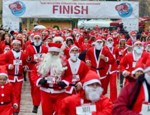 PRİŞTİNE’DE NOEL BABALARIN KOŞUSU YAPILDI