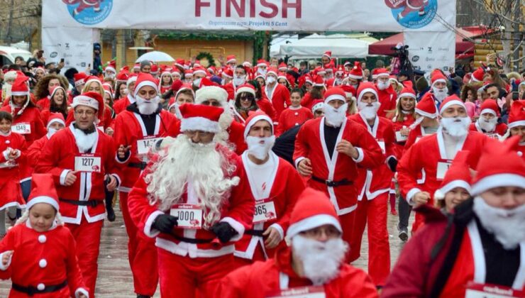 PRİŞTİNE’DE NOEL BABALARIN KOŞUSU YAPILDI