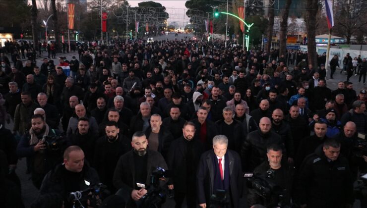 TİRAN’DA PROTESTOCULAR SIRBİSTAN BAYRAĞINI YAKTI