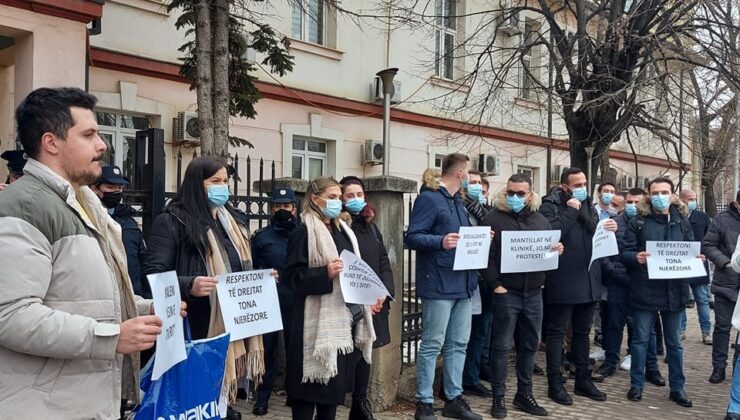 UZMAN DOKTORLAR BİRKEZ DAHA PROTESTO DÜZENLEDİ