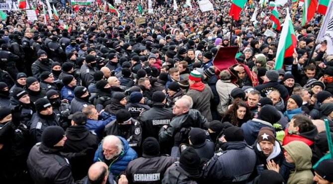 BULGARİSTAN’DA COVİD-19 TEDBİRLERİNİ PROTESTO EDEN GÖSTERİCİLER İLE POLİS ARASINDA ARBEDE YAŞANDI