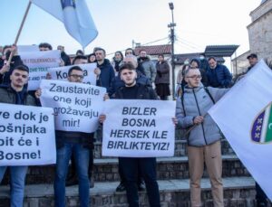 PRİZREN’DE BOSNA HERSEK’E DESTEK YÜRÜYÜŞÜ DÜZENLENDİ