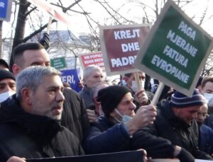 PRİŞTİNE’DE ELEKTRİK ZAMMINA KARŞI GENİŞ KATILIMLI PROTESTO GÖSTERİSİ