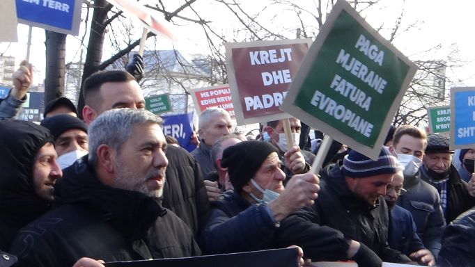 PRİŞTİNE’DE ELEKTRİK ZAMMINA KARŞI GENİŞ KATILIMLI PROTESTO GÖSTERİSİ