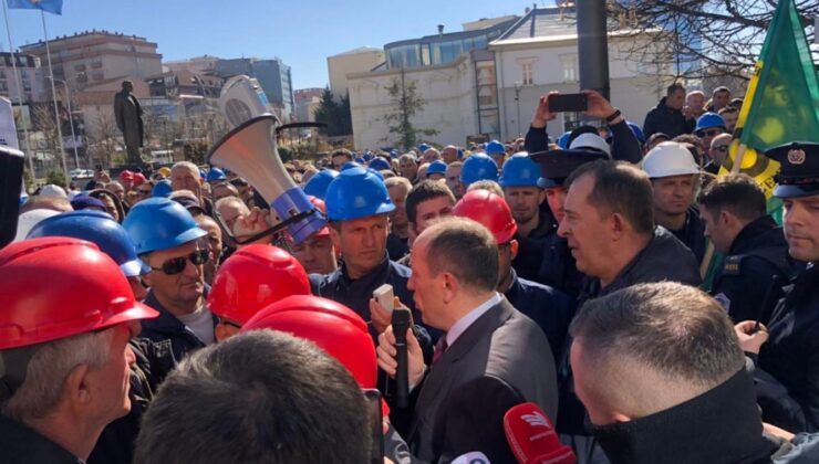 FERONİKEL ÇALIŞANLARI MECLİS BİNASI ÖNÜNDE PROTESTO DÜZENLEDİ