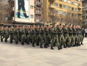 BAĞIMSIZLIK YILDÖNÜMÜ VESİLESİYLE RESMİ GEÇİT TÖRENİ DÜZENLENDİ