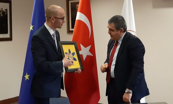 KOSOVA İLE TÜRKİYE DIŞİŞLERİ BAKANLIKLARI SİYASİ İSTİŞARELERDE BULUNDU