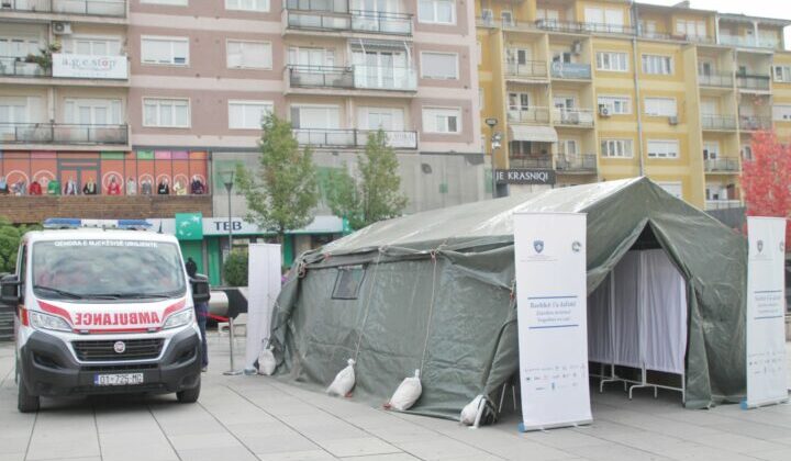 PRİŞTİNE “ZAHİR PAJAZİTİ” MEYDANINDA AŞILAMA BAŞLIYOR