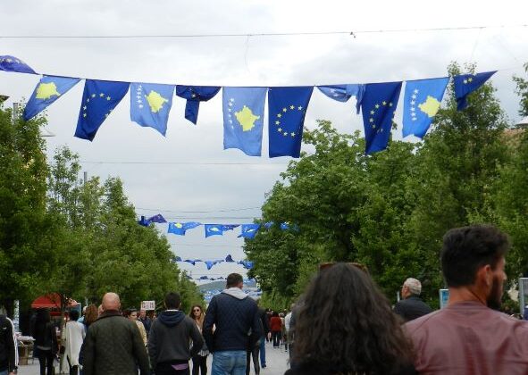 AB’NİN KOSOVA’YA YÖNELİK CEZAİ TEDBİRLERİ TEK TARAFLI OLARAK NİTELENDİRİLİYOR