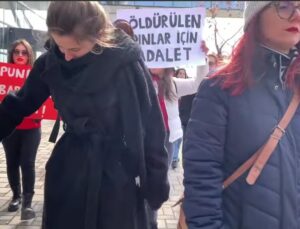 KADINLAR PROTESTOSUNDA TÜRKÇE PANKART