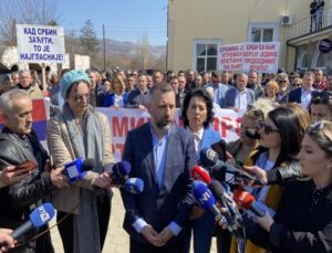 KOSOVALI SIRPLAR KUZEYDE PROTESTO DÜZENLİYOR