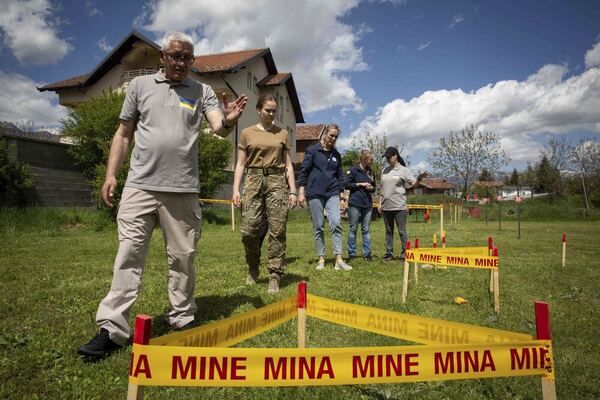 UKRAYNALI KADINLAR KOSOVA’DA MAYIN EĞİTİMİ ALIYOR