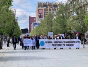 KOSOVA’DA ULUSLARARASI İŞÇİ BAYRAMI PROTESTOLARLA KUTLANIYOR