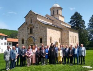 BÜYÜKELÇİLER DEÇAN MANASTIRINI ZİYARET ETTİ