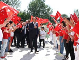 ÇAVUŞOĞLU, KUZEY MAKEDONYA’DA TÜRK BAYRAKLARIYLA KARŞILANDI