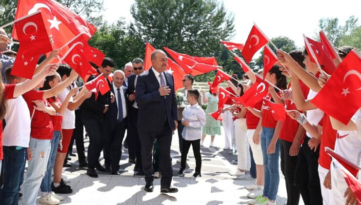 ÇAVUŞOĞLU, KUZEY MAKEDONYA’DA TÜRK BAYRAKLARIYLA KARŞILANDI