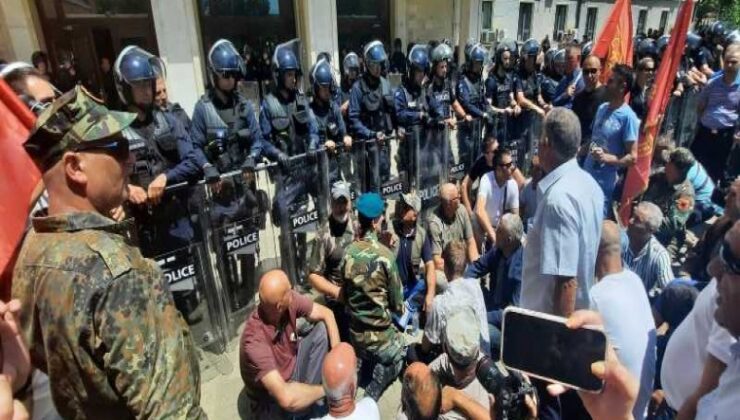 GAZİLER MECLİS ÖNÜNDE OTURMA EYLEMİNE BAŞLADI