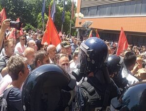 POLİS PROTESTOCULARA KARŞI GÖZ YAŞARTICI GAZ KULLANMADIĞINI AÇIKLADI