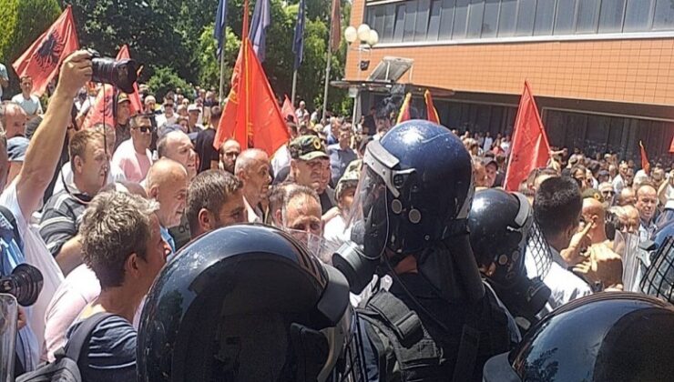 POLİS PROTESTOCULARA KARŞI GÖZ YAŞARTICI GAZ KULLANMADIĞINI AÇIKLADI