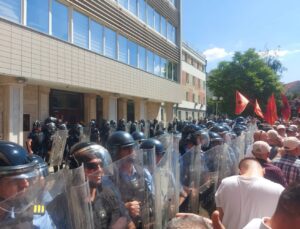 PROTESTOCULAR MECLİS BAHÇESİNE GİRDİ