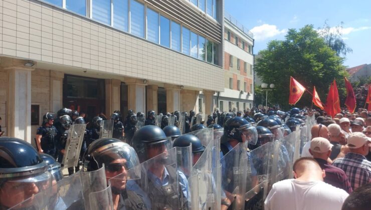 PROTESTOCULAR MECLİS BAHÇESİNE GİRDİ